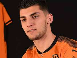 Rafa Mir swaps Valencia for Wolves. Goal