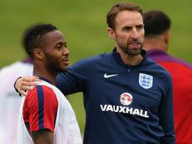 Raheem Sterling avec Southgate à l'entraînement. Goal