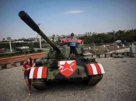 Un char devant le stade, les supporters de l'Etoile Rouge sortent l'artillerie lourde. AFP