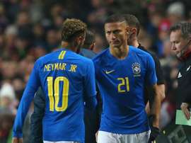 Neymar surprises Richarlison with Everton award