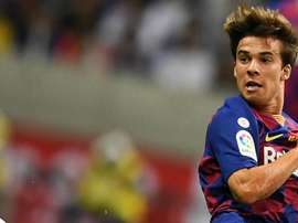 Kluivert le pousse dehors, mais Riqui Puig veut rester. Goal