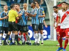 Gremio player confronts the referee after awarding a late penalty. GOAL