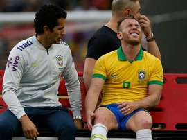 Tite procura substituto para Arthur. Goal