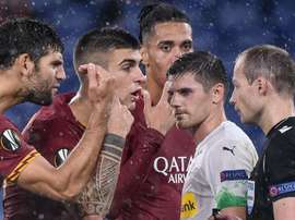 I giocatori della Roma protestano per il rigore contro. Goal
