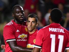 Mourinho félicite Lukaku pour sa performance. GOAL