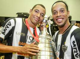 Gilberto Silva relembra passagem de Ronaldinho pelo Atlético: “um privilégio”
