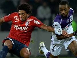 Ryan Mendes et Jean Akpa-Akpro pendant un match de Ligue 1 entre Lille et Toulouse. AFP