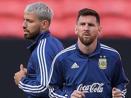 Sergio Agüero défend Leo Messi. Goal