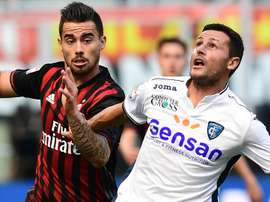 Suso et Pasqual à la lutte lors du match de Serie A entre Milan et Empoli. Goal