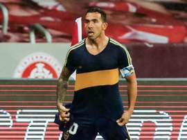 Tévez 'imita' Messi contra o Inter: faz gol e mostra camisa de Maradona