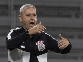 Torcida 'poupa' Tiago Nunes após tropeço do Corinthians