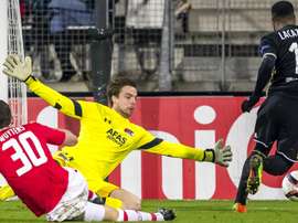 Tim Krul et Alexandre Lacazette lors du match entre AZ Alkmaar et Olympique Lyonnais. Goal
