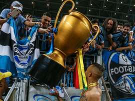 No BRasil é moda imitar a taça da Champions. Goal