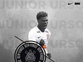Corinthians anuncia a contratação de Júnior Urso por três temporadas.