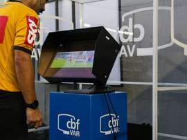 VAR volta a gerar polêmicas em jogos da 27ª rodada