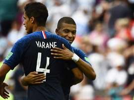 Varane gostaria de contar com Mbappé em seu time. Goal