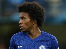 Willian tenta provar seu protagonismo no Chelsea. GOAL