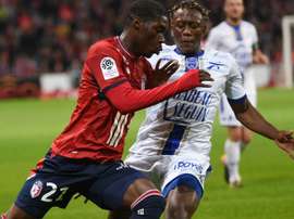 Yves Bissouma et Charles Traore lors du match entre Lille et Troyes en Ligue 1. GOAL
