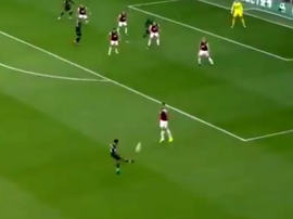 Nem Alexander-Arnold acreditou no golaço que marcou. Captura/DAZN