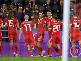 Gareth Bale garante o empate para sua Seleção, que saiu atrás no placar. Twitter/Cymru