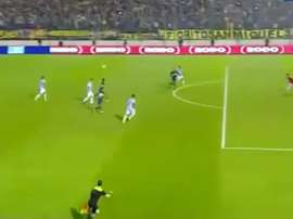 Cardona marcó así su primer gol oficial con Boca Juniors. Youtube
