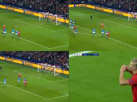 Haland drew Salzburg level against Napoli from the spot. Montaje/Capturas/MovistarLigadeCampeones