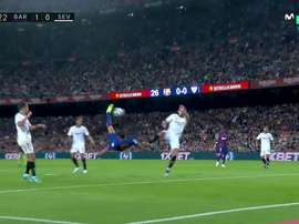Uma bicicleta perfeita de Suárez abra o placar no Camp Nou. Captura/Twitter/MovistarFutbol