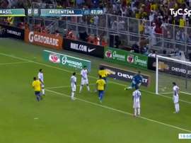 Miranda entró solo a rematar. Captura/TyCSports