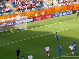 Golazo 'a lo Panenka' de Pinamonti. Captura/FIFATV/Twitter/FIFAcom