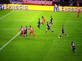 Coutinho faz golaço de calcanhar, mas juiz anula. Captura/Movistar