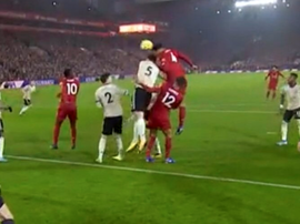 Van Dijk marcou gol ao dividir pelo alto com Harry Maguire. Twitter/DAZN