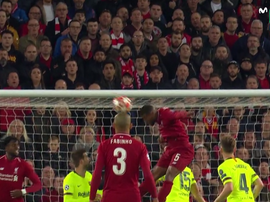 Wijnaldum bisou na partida e igualou a eliminatória. Movistar