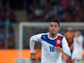 Gonzalo Jara en un partido de la selección de Chile contra España.