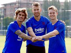 Reforços para a próxima temporada estiveram presentes no primeiro treino. Twitter/FCBarcelona_es