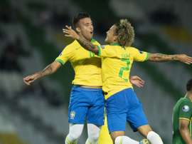 Guga e Matheus Henrique comemoram gol na vitória contra a Bolívia. Lucas Figueiredo/CBF