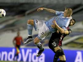 Guidetti trata de controlar un balón de forma acrobática, ayudándose del defensa del Almería Zabaco. Twitter