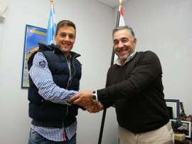 Gurdiel, en el acto de firma de su renovación. Twitter