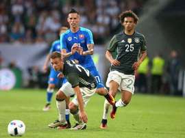 Hamsik pelea un balón con Kimmich. TDN