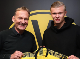 Haaland assina com o Borussia Dortmund. Twitter/BVB