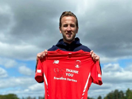 Harry Kane forma parceria com a equipe do Leyton Orient. Twitter/leytonorientfc