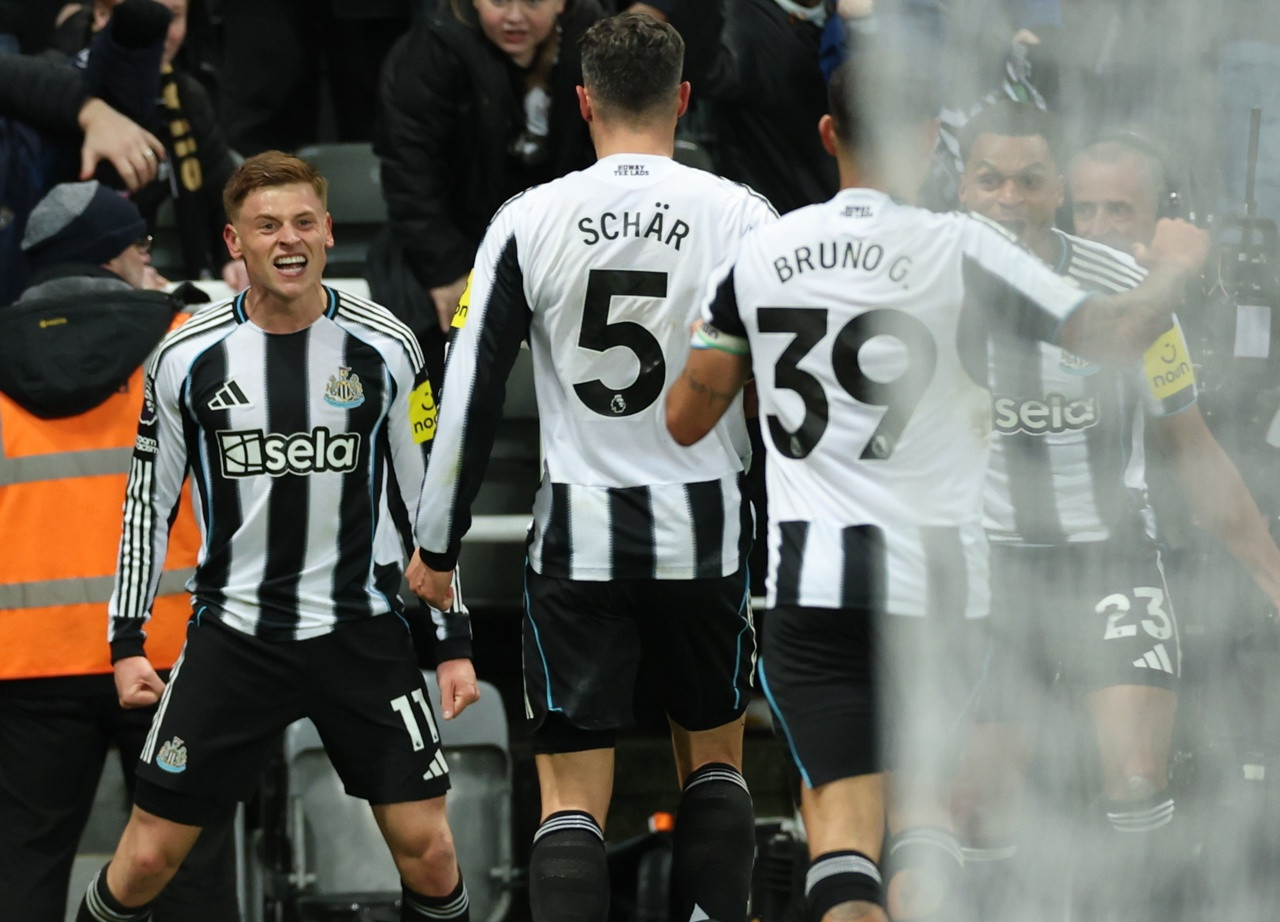 Harvey Barnes alza el vuelo ante el City