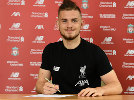 Harvey Elliott signe son premier contrat pro avec Liverpool. LiverpoolFC