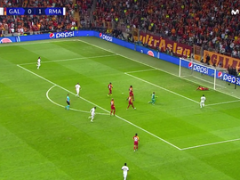 Hazard dribble le gardien et frappe sur la barre ! Capture/MovistarLigadeCampeones
