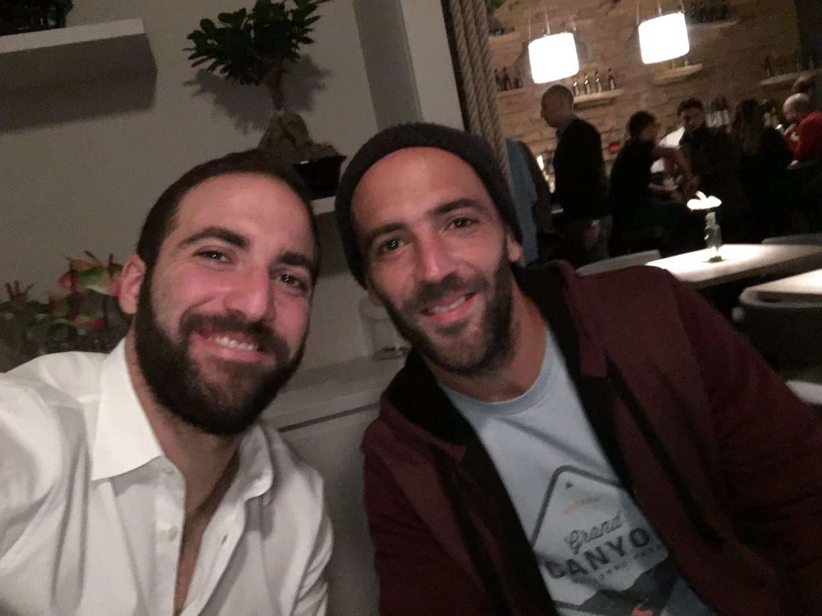 El argentino disfrutÃ³ con su hermano tras la victoria. G_Higuain/Twitter