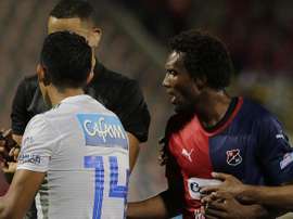 A knife was thrown onto the field in Colombia. CEET