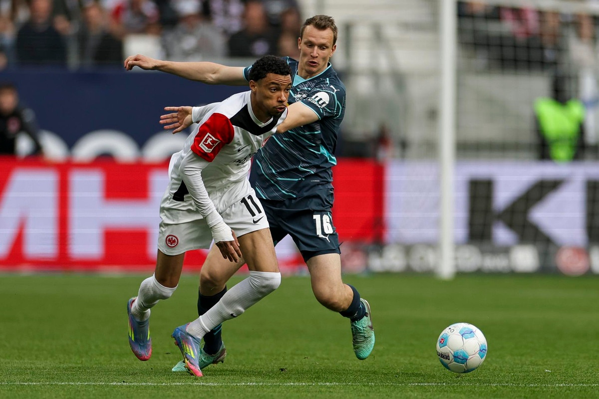 Chelsea seek striker solution with move for Ekitike