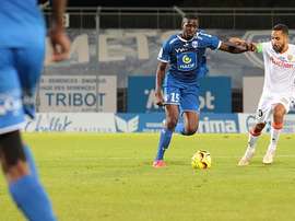 Ibrahima Conte é detido em pleno treino. Twitter/ChamoisNiortais