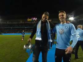 Ibrahimovic le entregó el trofeo al capitán del Mälmo. Captura/Youtube