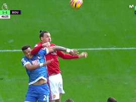 Ibrahimovic n'a pas hésité à prendre sa revanche sur Mings. Twitter