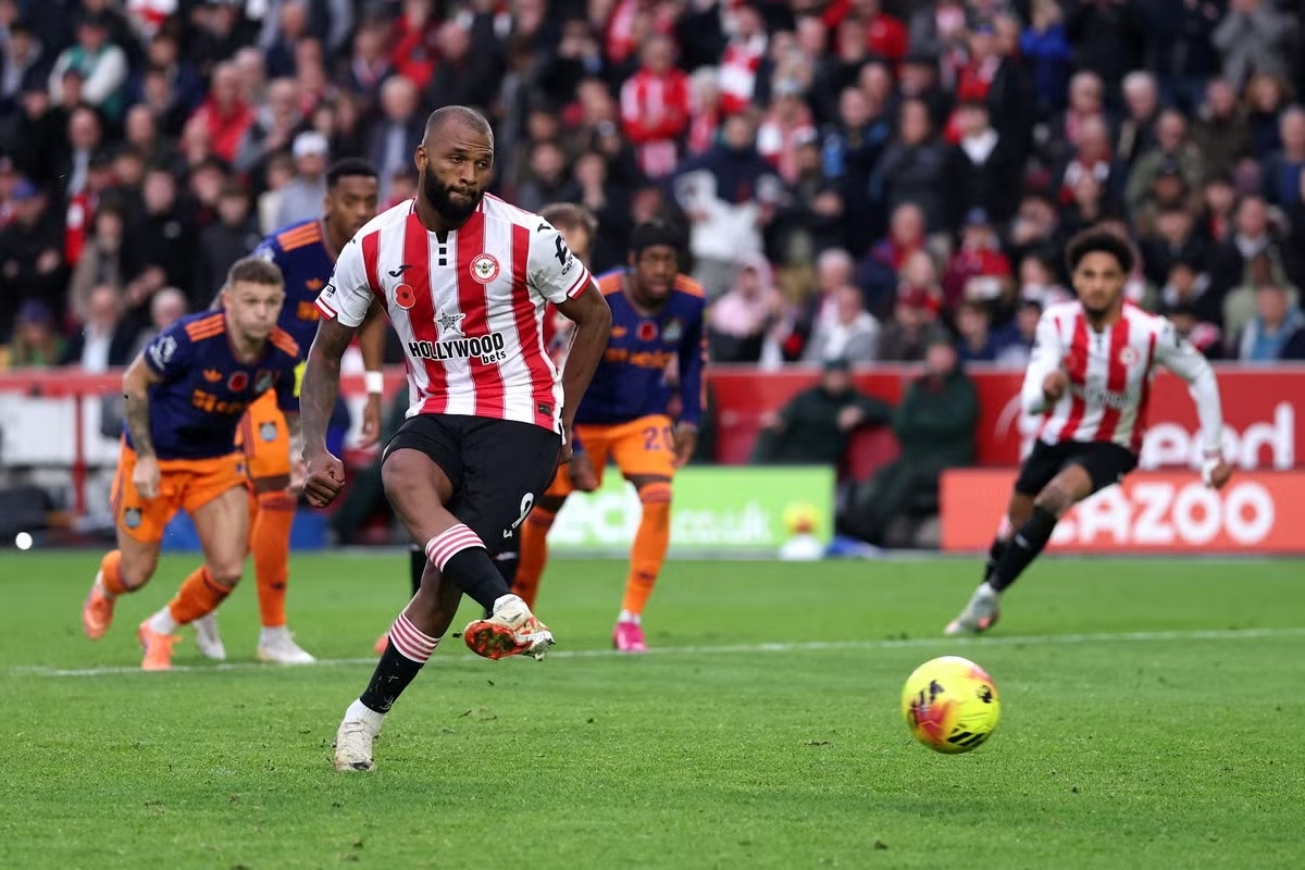 Igor Thiago le da la tarde al Newcastle